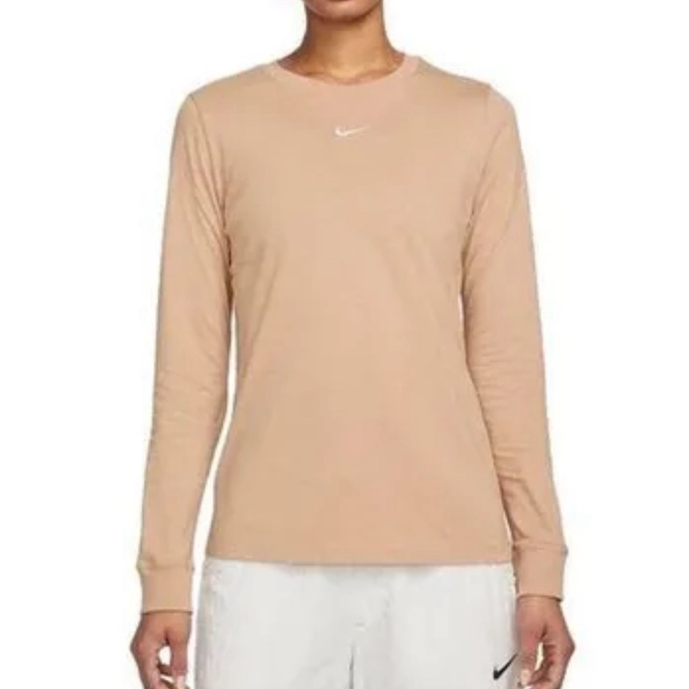The Nike Tee Long Sleeve Girl’s Size XL